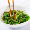 entree-accompagnement-salade-wakame-algue-entree-asiatique-vue-profil-restaurant-japonais-saint-brieuc-commander-sur-place-a-emporter